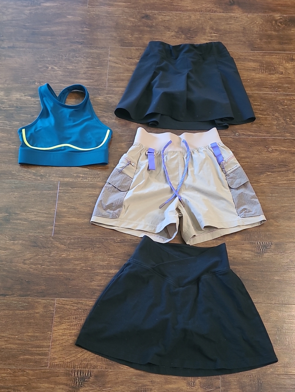 Lot Of Four Two Skorts Shorts And A Bra Siz Xs / S